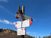 49 Sopra Casel Fontana Bruga (990 m) saliamo a sx sul sent 561-EE per Croce Pizzo Rabbioso